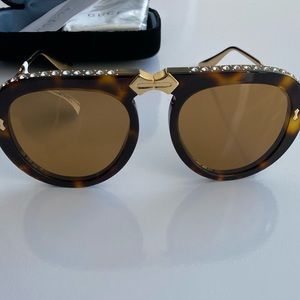 Elegant Tortoise Shell Sunglasses with Gold Accents
